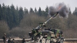 Pháo tự hành Caesar khai hỏa trong một cuộc diễn tập ở Đức. Ảnh quân đội Mỹ. 