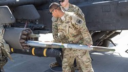 Binh sĩ Mỹ nạp rocket Hydra 70 cho trực thăng Apache - AH-64. Ảnh Military Ukraine