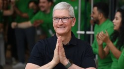 Giám đốc điều hành của Apple Tim Cook lễ khai trương cửa hàng bán lẻ đầu tiên của Apple ở Ấn Độ, tại Mumbai vào ngày 18/4/ 2023. Ảnh Punit Paranjpe, giám đốc điều hành Apple Ấn Độ /AFP/Getty Images.