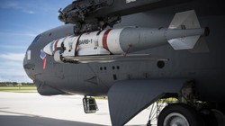Bom JDAM trên máy bay ném bom B-52 Mỹ tại căn cứ không quân Andersen. Ảnh minh họa Không quân Mỹ.