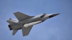 Tiêm kích hạng nặng MiG-31K mang tên lửa siêu thanh. Ảnh truyền thông Nga.