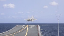 Máy bay tiêm kích không quân hải quân Trung Quốc xuất kích trên tàu sân bay ở Biển Đông. Ảnh SCMP.