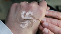 Điện cực mềm linh hoạt cho phẫu thuật não, điều trị bệnh thần kinh xâm lấn tối thiểu. Ảnh EPFL / Alain Herzog