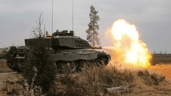 Xe tăng Challenger 2 của quân đội Anh diễn tập bắn đạn thật năm 2022. Ảnh: NATO