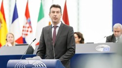 Nhà lập pháp Rumani Dragos Tudorache, đồng lãnh đạo dự thảo luật AI, thông qua một Ủy ban của Nghị viện Châu Âu ngày 11/5. Ảnh: Liên minh châu Âu