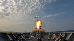 Khu trục hạm INS Mormugao Hải quân Ấn Độ phóng thử nghiệm thành công tên lửa hành trình siêu thanh Brahmos. Ảnh IndiaToday.