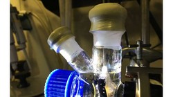 Một lò phản ứng quang với lá nhân tạo hoạt động dưới bức xạ mặt trời. Ảnh: Motiar Rahaman.