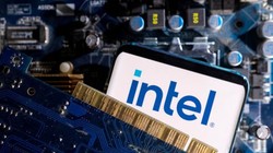 Điện thoại thông minh có logo Intel chụp ngày 6/3/2023. Reuters/Dado Ruvic/Illustration/