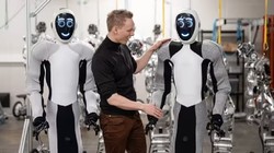 Bernt Bornich, Giám đốc điều hành 1X và các robot hình người EVE trong xưởng sản xuất. Ảnh FirstPost. 