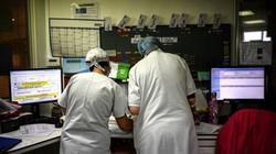 Các y tá làm việc tại khoa ung thư nhi của bệnh viện AP-HP Armand Trousseau ở Paris ngày 16/3/2021. Ảnh Getty