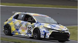 Chiếc xe đua Corolla số 32 chạy bằng hydro lỏng trên đường đua. Ảnh TechXplore.