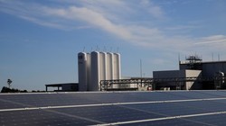 Trung tâm nghiên cứu hydro Fukushima (FH2R) và trang trại điện mặt trời liền kề tại thị trấn Namie, tỉnh Fukushima, Nhật Bản, ngày 6/3/2021. Reuters/ Yuka Obayashi/File Photo