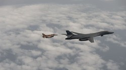 Các máy bay F-16D Israel bay hộ tống máy bay ném bom chiến lược B-1 không quân Mỹ trên không phận Israel. Ảnh The Time of Israel