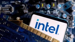 Điện thoại thông minh với logo Intel trên bo mạch chủ máy tính, chụp ngày 6/3/2023. Reuters/Dado Ruvic/Illustration/File Photo