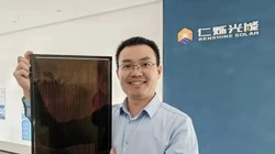 GS Tan Hairen từ Đại học Nam Kinh và một tấm pin mặt trời Perovskite. Ảnh: Handout