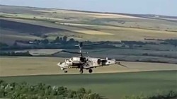 Trực thăng tấn công Ka-52 "Alligator" bị trúng đạn, phá hủy phần đuôi đang bay về căn cứ. Ảnh video RG.