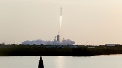 Một tên lửa SpaceX Falcon 9 mang theo 53 vệ tinh internet Starlink, phóng từ Trung tâm vũ trụ Kennedy ở Cape Canaveral, Florida, Mỹ ngày 18/5/2022. Reuters/Joe Skipper/File Photo