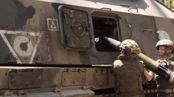 Pháo thủ Nga nạp đạn "Krasnopol-M2" vào pháo tự hành Msta-S. Ảnh TopWar