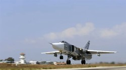 Máy bay ném bom chiến trường Su-24 xuất kích trên căn cứ không quân Hmeimim, Syria. 