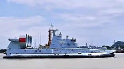 Tàu đổ bộ đệm khí hạng nặng Zubr của Trung Quốc, được phát hiện cách đây vài ngày. Ảnh East Pendulum /@HenriKenhmann.