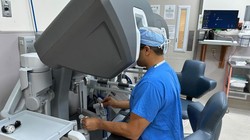 Bác sĩ phẫu thuật cấy ghép Adeel Khan, MD, điều khiển một robot phẫu thuật. Ảnh: St. Louis.