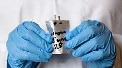 Nguyên mẫu pin polymer có thể uốn cong, co giãn được phát triển trong phòng thí nghiệm UH của GS Haleh Ardebili. Ảnh: Đại học Houston