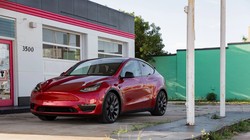 EV Tesla Model Y. Ảnh Casey Murphy/Evannex