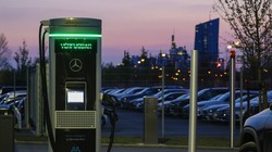 Một cột sạc xe điện của Mercedes-Benz. Ảnh EV Magazine.