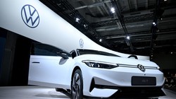 Xe Volkswagen ID.7 trong cuộc họp đại hội đồng cổ đông thường niên lần thứ 63 của Volkswagen AG tại Berlin, Đức, ngày 10/5/2023. Reuters/Annegret Hilse/File Photo