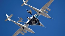 Virgin Galactic thực hiện chuyến bay vũ trụ thương mại với khách du lịch tư nhân trả tiền. Ảnh video CNBC.