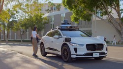 Xe tự hành Waymo đón khách trên đường phố San Francisco. Ảnh Waymo
