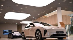 Mẫu NIO ET5 và xe thể thao NIO EP9 được trưng bày tại NIO House, phòng trưng bày của NIO Inc. ở Berlin, Đức ngày 17/8/2023. Reuters/Annegret Hilse