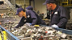 Tái chế pin Lithium-ion tại nhà máy của Li-Cycle. Ảnh Inside EVs.