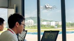 Các quan chức Cục Hàng không Dân dụng Trung Quốc đang xem xét dữ liệu thử nghiệm chứng nhận loại cho eVTOL tự hành EH216-S của EHang. Ảnh: EHang