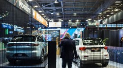 Một chiếc SUV chạy điện Leapmotor C11 và một chiếc mini chạy điện Leapmotor TO3 tại Triển lãm ô tô Paris năm 2022. Ảnh: Bloomberg