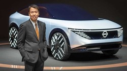 Giám đốc điều hành Nissan Makoto Uchida với mẫu xe điện ý tưởng Chill-Out. Ảnh Nissan