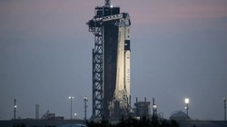 Tên lửa Falcon 9 của SpaceX với Tàu vũ trụ Crew Dragon trước thời điểm phóng. Ảnh CNBC