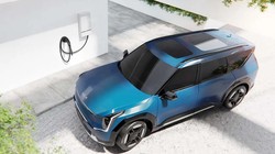 Xe điện Kia EV9 và bộ sạc điện 2 chiều gia đình. Ảnh Electrek.