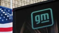 Logo GM tại trụ sở General Motors ở Detroit, bang Michigan, ngày 16/3/2021. Ảnh Rebecca Cook/Reuters