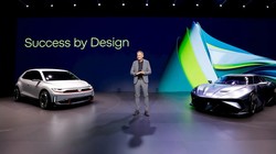  Giám đốc điều hành Volkswagen Oliver Blume giới thiệu các nguyên mẫu ý tưởng xe điện của công ty. Ảnh Electrek