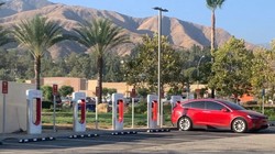 Một trạm sạc Siêu tăng áp Supercharger của Tesla. Ảnh Electrek.