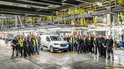 Các công nhân của Ellesmere đứng quanh xe điện Vauxhall Combo Electric mới được chế tạo. Ảnh: Stellantis/Getty Images