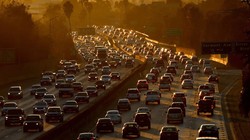 Xe ô tô trên đường cao tốc ở California. Ảnh Electrek