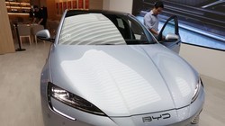 Xe điện BYD Seal được trưng bày cạnh tại quán cà phê và đại lý ô tô BYD By 1826 ở Singapore ngày 7/9/2023. Reuters/Edgar Su