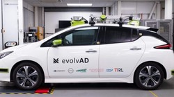 Xe điện tự hành Leaf của công ty Nissan, thử nghiệm dịch vụ robotaxi ở Anh. Ảnh ADAS&Autonomouns Vehicles