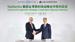 Lễ ký kết thỏa thuận đối tác liên doanh phát triển xe điện của Stellantis và Leapmotor. Ảnh Leapmotor