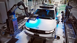 Sản xuất xe điện tại Trung tâm đổi mới Singapore (HMGICS). Ảnh Hyundai