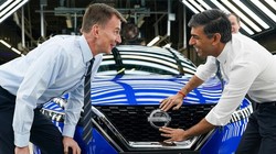 Thủ tướng Anh Rishi Sunak và Bộ trưởng Bộ Tài chính Jeremy Hunt gắn huy hiệu Nissan vào một chiếc ô tô khi đến thăm nhà máy của Nissan ở Sunderland, Anh. Ảnh AP