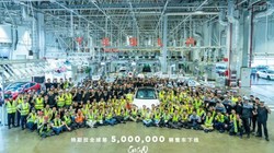Nhà máy gigafactory Thượng Hải của Tesla kỷ niệm sản xuất xe thứ 5.000.000. Ảnh Tesla