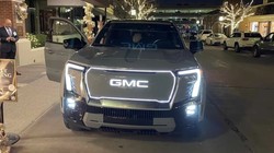 Xe bán tải điện GMC Sierra Denali trên đường phố Michigan. Ảnh GMC